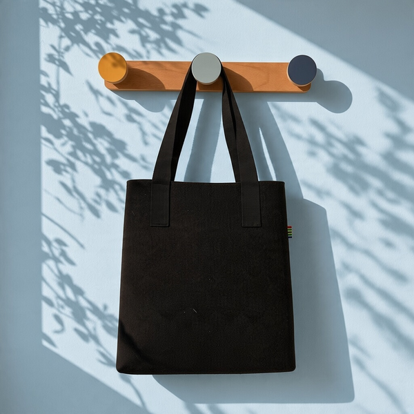 Black felt shopper bag with black shoulder straps 